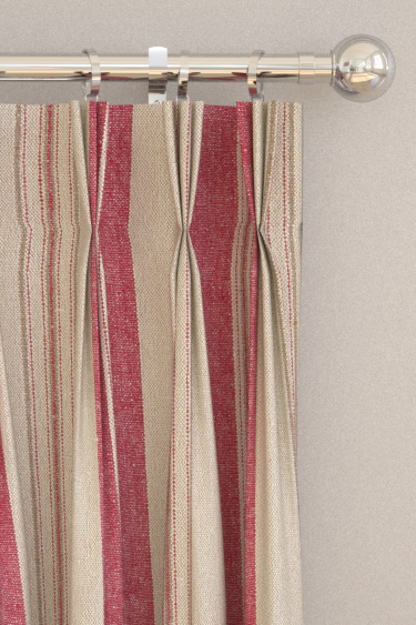 Cortinas Highgrove Stripe - Rubia roja - de Sanderson. Haz clic para obtener más detalles y una descripción.