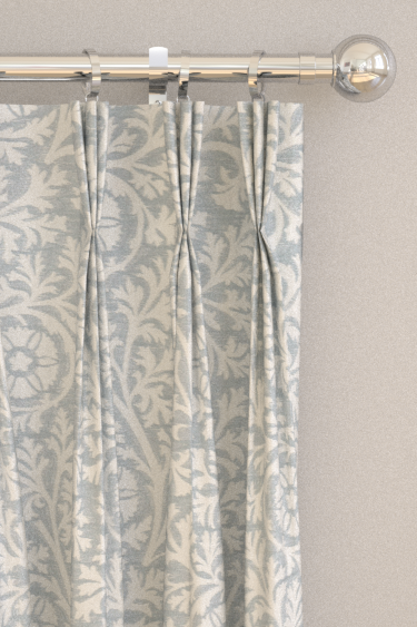 Cortinas Chamomile Embroidery - Azul glasto - de Morris. Haz clic para obtener más detalles y una descripción.