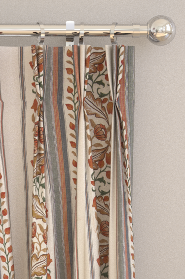 Cortinas Bluebell & Peony Embroidery - Rojizo/bosque - de Morris. Haz clic para obtener más detalles y una descripción.