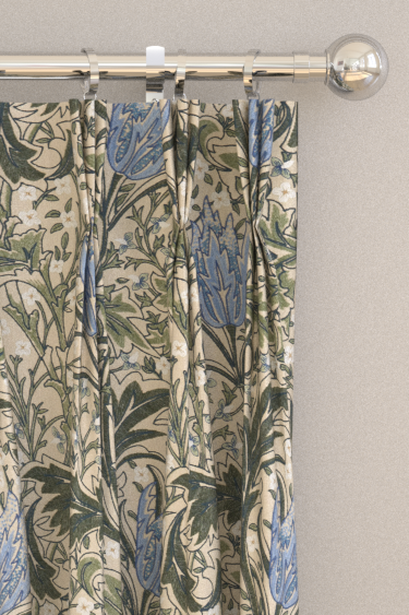 Cortinas Lent Lily Embroidery - Verde bosque/azul aciano - de Morris. Haz clic para obtener más detalles y una descripción.