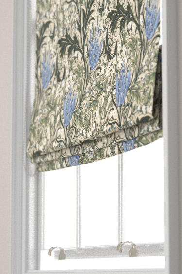 Store Lent Lily Embroidery - Forêt / bleuet - Morris. Cliquez pour en savoir plus et lire la description.