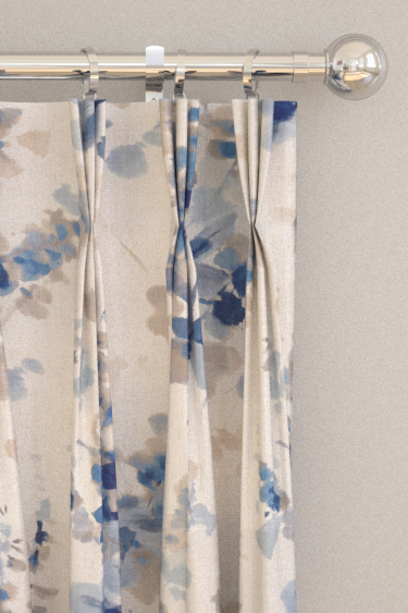 Rideaux Delphiniums - Indigo - Sanderson. Cliquez pour en savoir plus et lire la description.